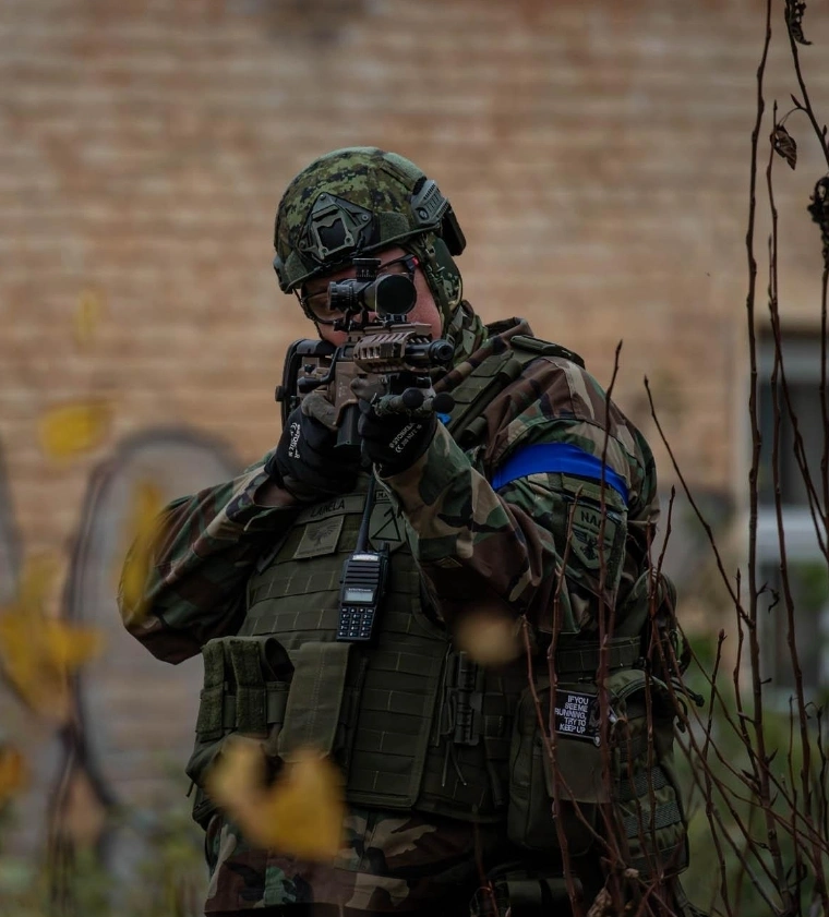Airsofti meeskond taktika nõupidamisel